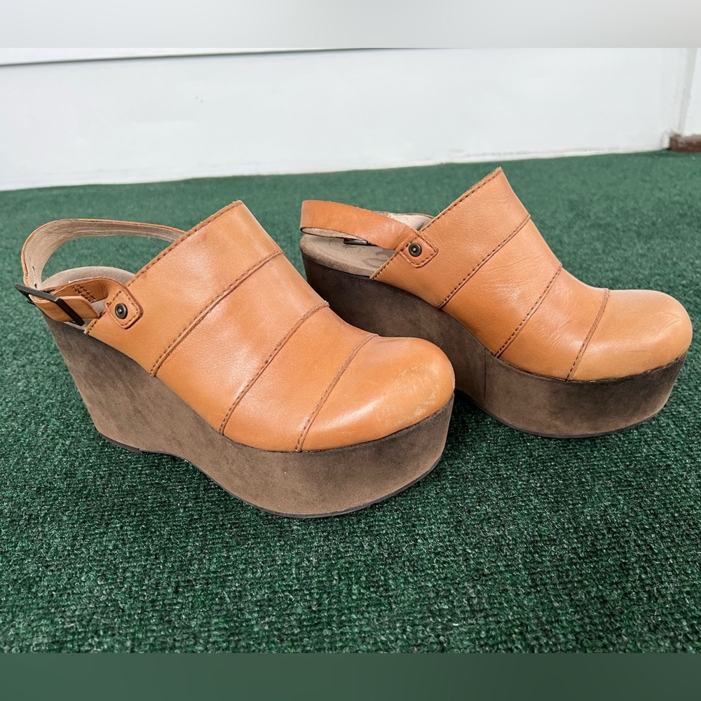 Women’s OTBT size 9M Stockton wedges (clogs) -tan